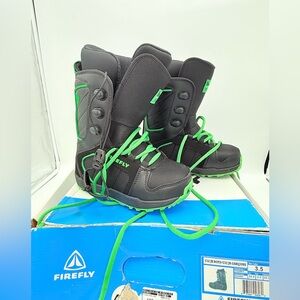 New —- FIREFLY Boys Snowboard Boots Black Green C32 JR boys 3.5 US sizing
